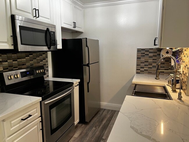Building Photo - Two Bedroom One Bath Condo for Rent in Pla...