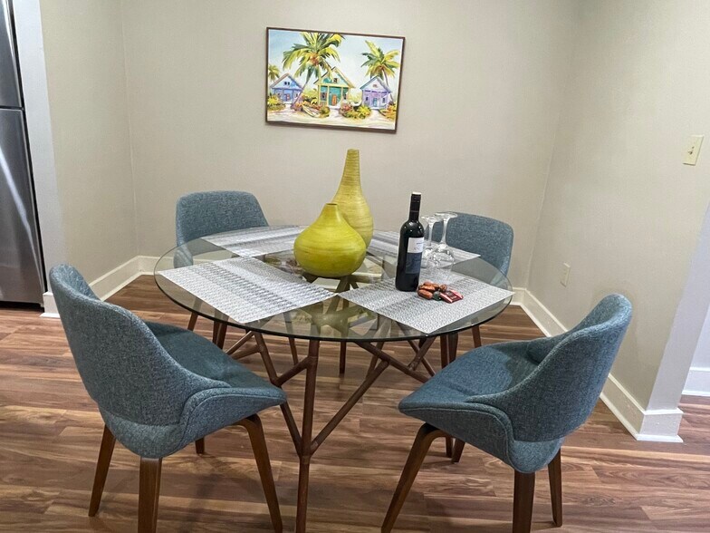 Dinning Area - 1158 Metropolitan Pky SW