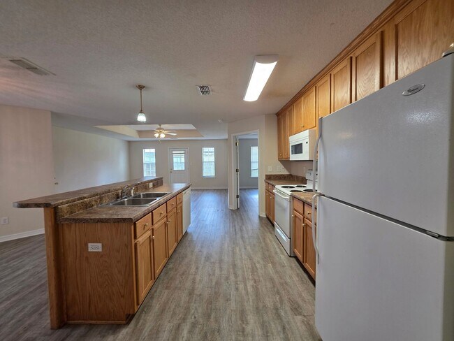 Building Photo - 3BR/2BA home with 2 car garage and privacy...