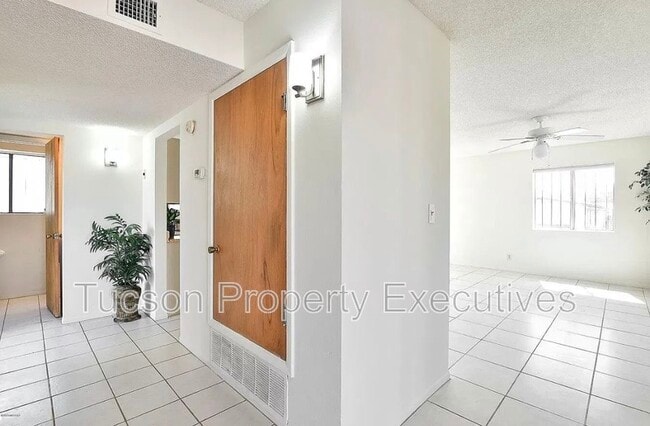 Building Photo - 902 E Elm St