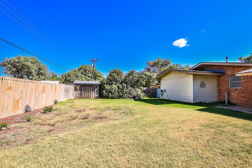 Building Photo - 711 6th Plz