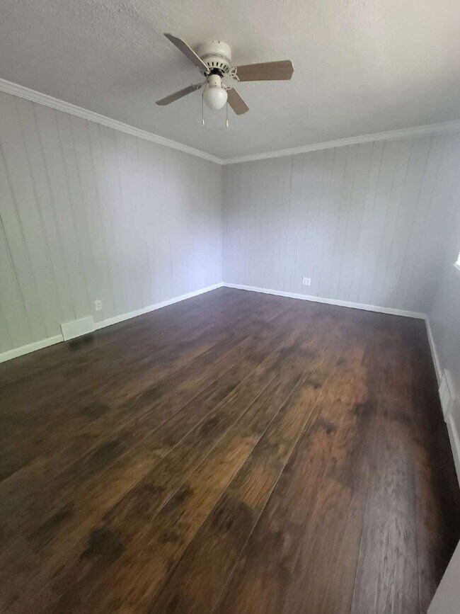 Building Photo - Beautifully Updated 2-Bedroom Unit – Prime...