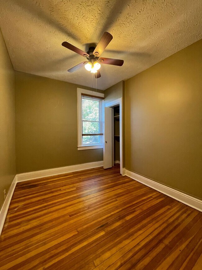 Building Photo - Spacious 2 Bedroom Townhouse!