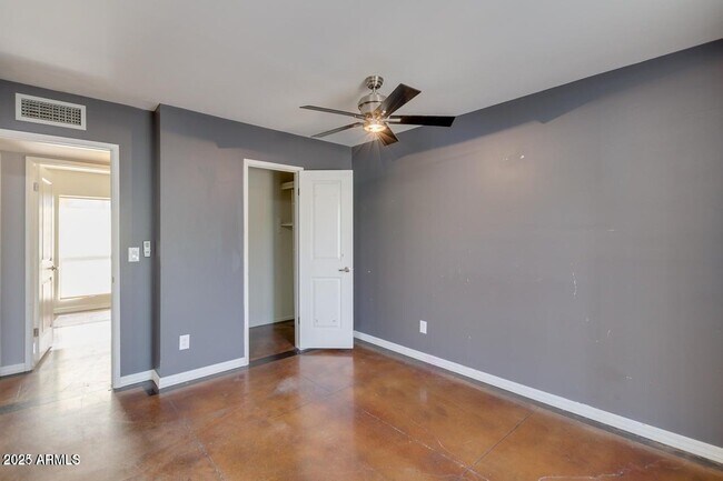 Building Photo - 3832 E Bloomfield Rd