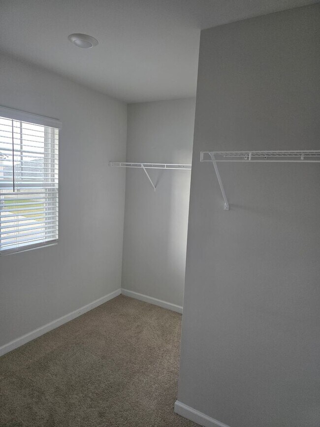 Building Photo - 5 BEDROOMS