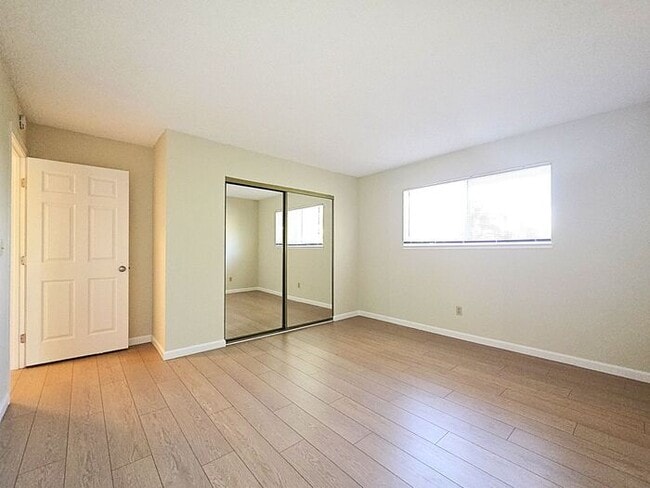 Building Photo - Beautiful, Very Large 2 Bedroom with Garage, Fireplace, Balcony & A/C Near Washoe Golf Course