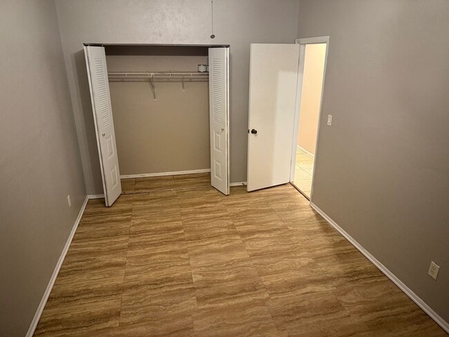 Building Photo - 2/ in Green Leaf