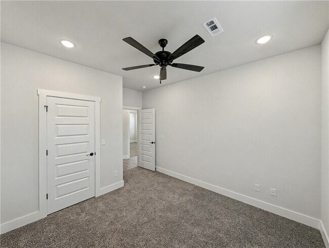 Building Photo - 6907 SW High Meadow Blvd