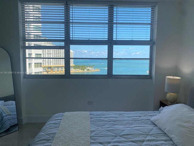 Building Photo - 825 Brickell Bay Dr