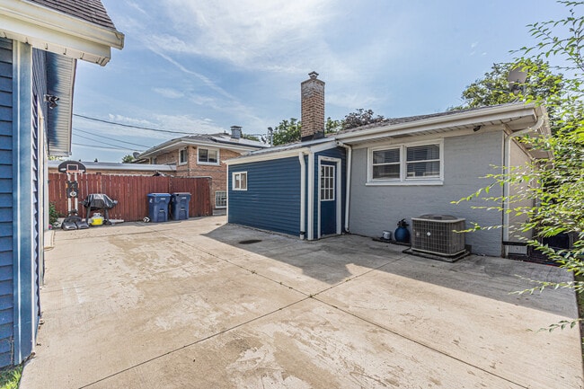 Building Photo - 534 Lawler Ave