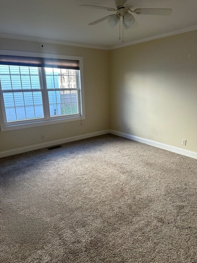 Building Photo - Welcome to this stunning 4 bedroom, 3 bath...