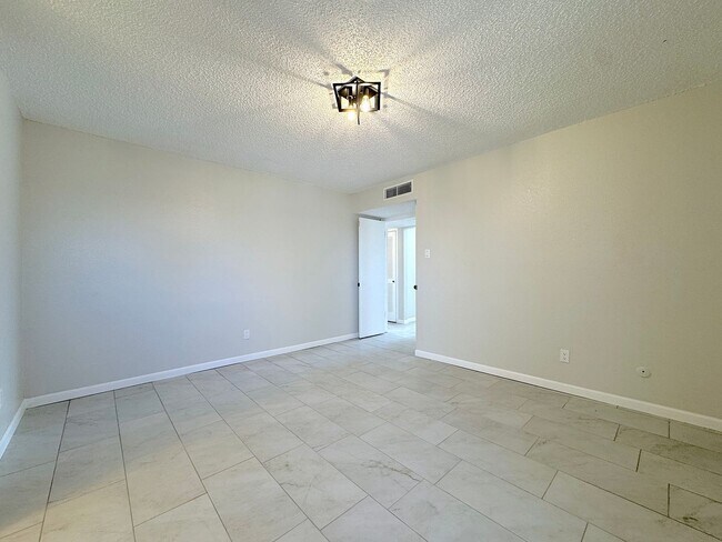 Building Photo - East El Paso 5bed/3Bath Refrig A/C with 2 Master Suites!