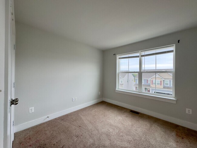 Building Photo - Charming 4 Bedroom/3.5 Bathroom in New WIn...