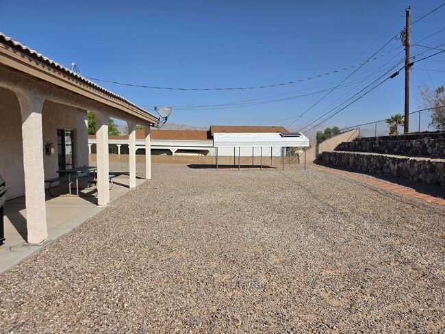 Building Photo - Spacious 3-Bedroom Home with RV Parking & 3-Car Garage in Bullhead City