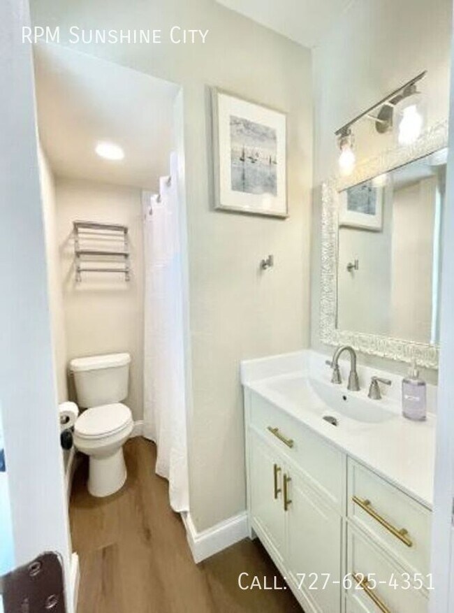 Building Photo - 7700 Boca Ciega Dr