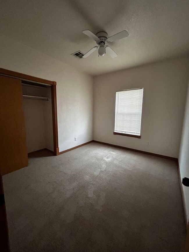 Building Photo - ***COMING SOON*** ^^^Accepting Applications 2/16/26^^^ Spacious 3 Bedroom 2 Bathroom house.