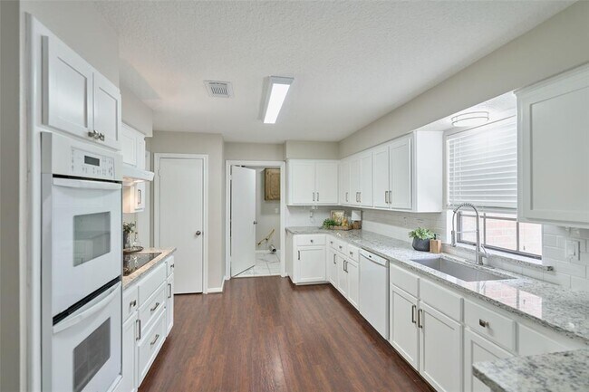 Building Photo - 26611 Oak Hill Dr