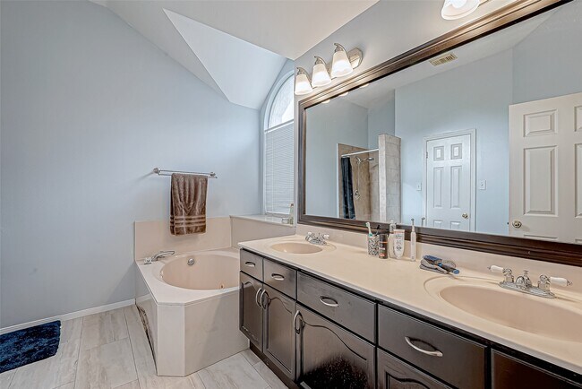 Building Photo - 211 Rolling Plains Dr