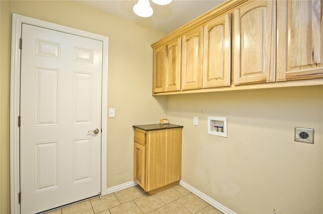 Building Photo - 1250 Torbay Trce
