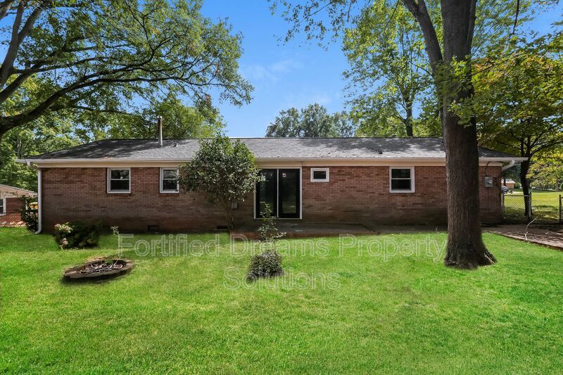 Building Photo - 1141 Carolina Cir