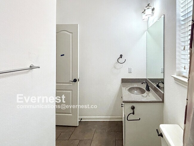 Building Photo - 4-Bedroom Home with Modern Amenities and C...