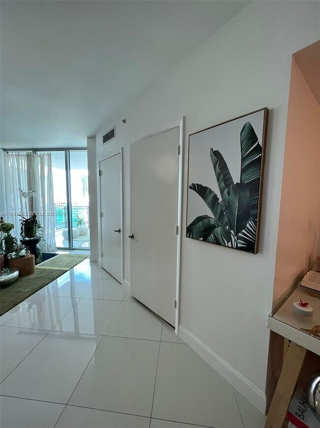 Building Photo - 350 S Miami Ave