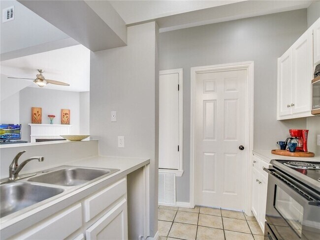 Building Photo - 611 E 45th St