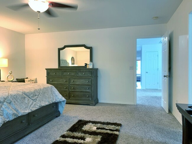 Building Photo - Remodeled Maple Woods Beauty