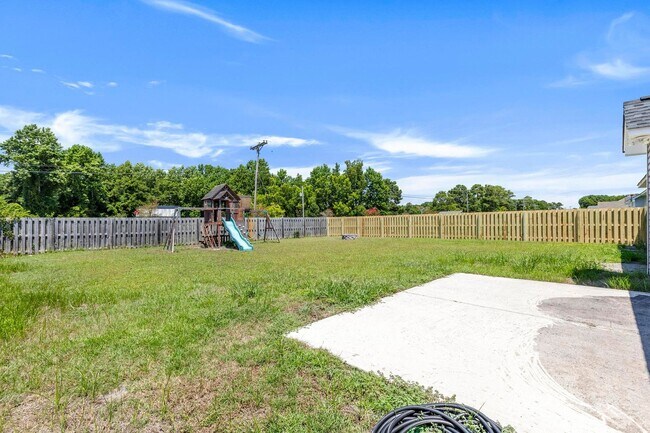 Building Photo - 3 bedroom in Sneads Ferry with Fenced Yard