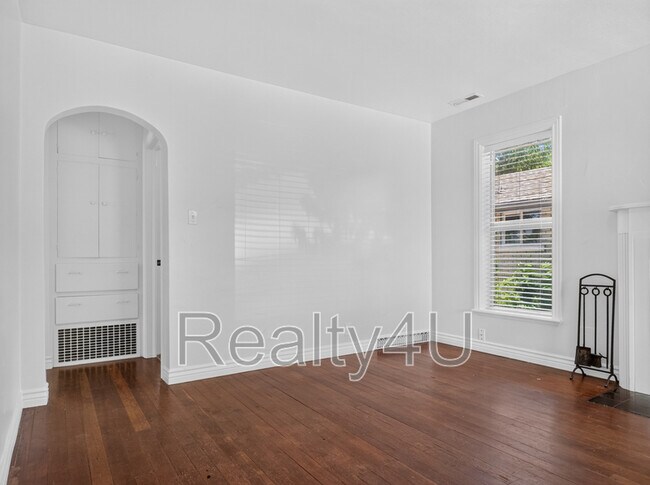 Building Photo - 380 400 S