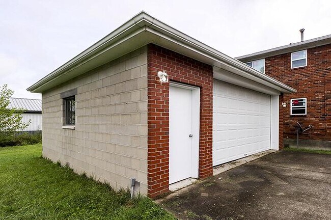 Building Photo - 4801 Oak Park Dr