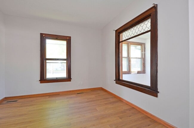 Building Photo - Beautiful Updated 5-Bed 2-Bath Home in NE Minneapolis!
