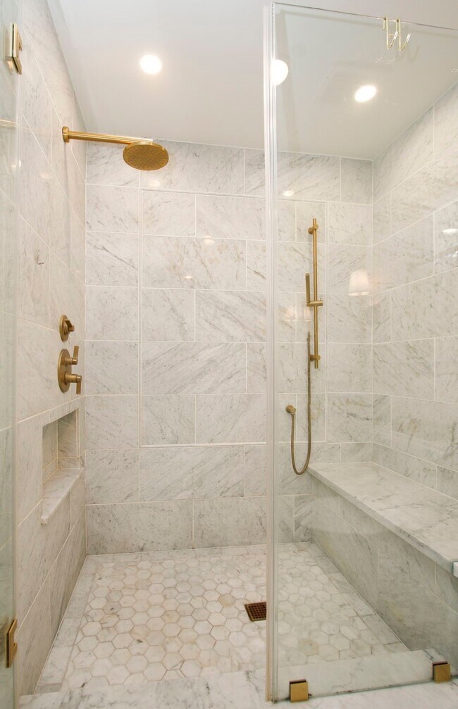 Building Photo - 827 St George Ln