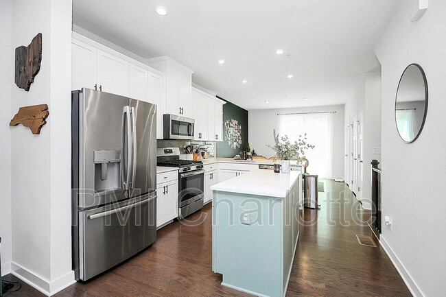 Building Photo - 256 Parkwood Ave