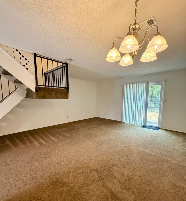 Building Photo - New Listing!