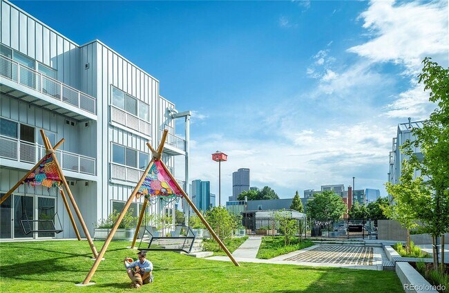 Building Photo - 2525 Arapahoe St