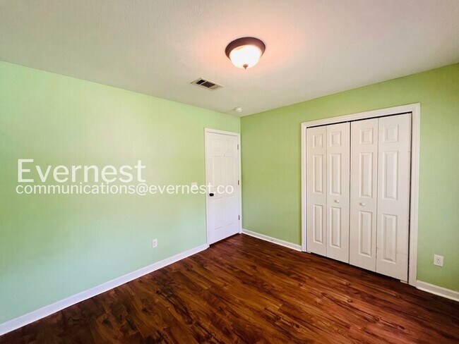 Building Photo - 3 Bed/2 Bath Home with Garage / Pet-Friendly / Vouchers Accepted / Available Now!