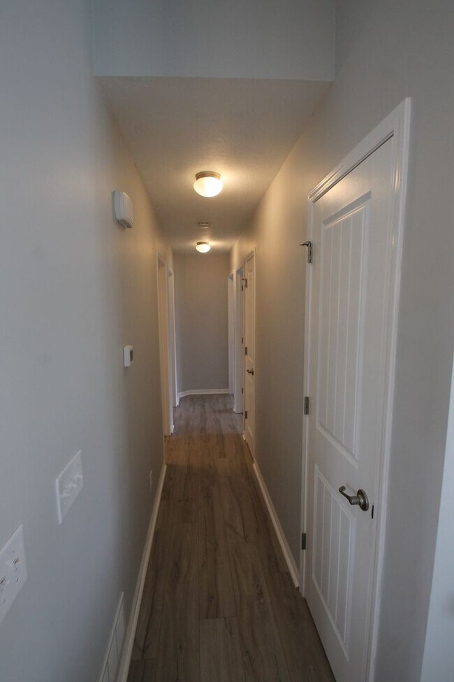 Building Photo - Fall Move In Special!!!  1/2 Off 1st Month...