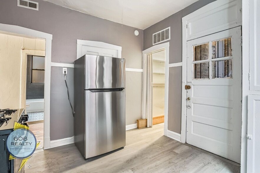 Building Photo - 1030 E Hyde Park Blvd