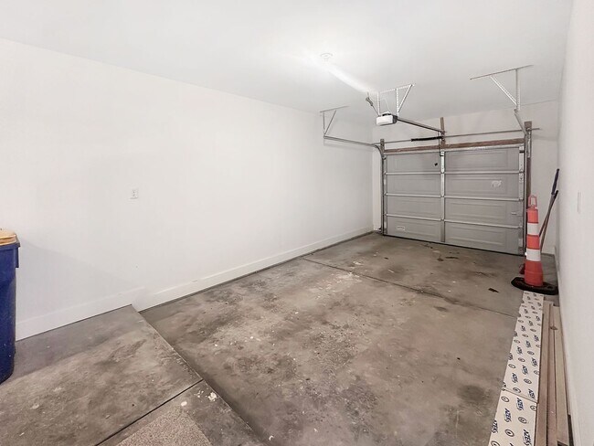 Building Photo - 858 Houseman Ave NE