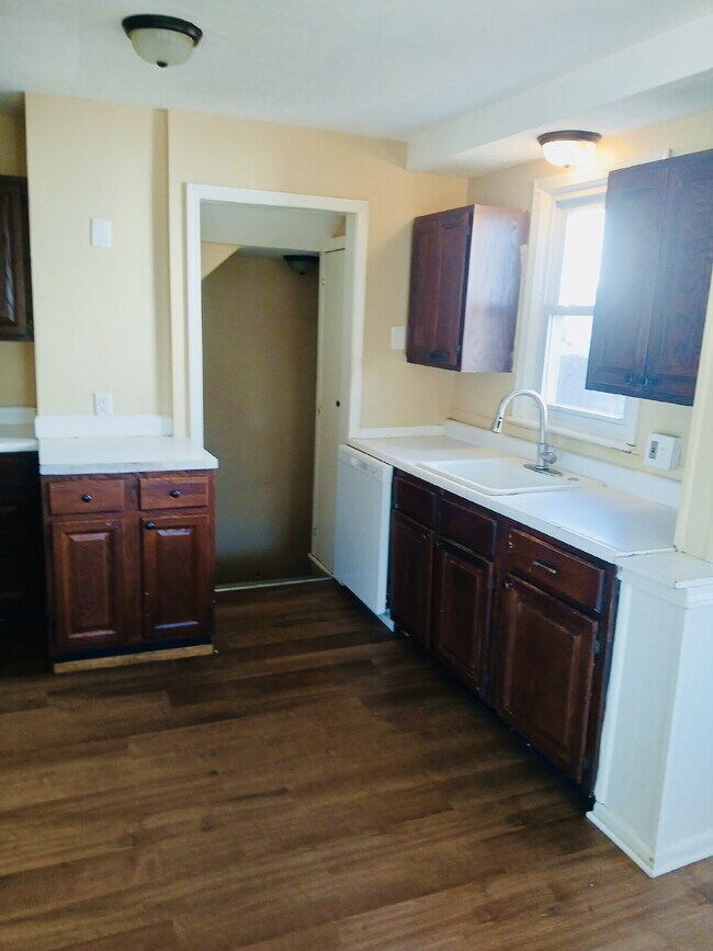 Building Photo - 21465 Syracuse Ave