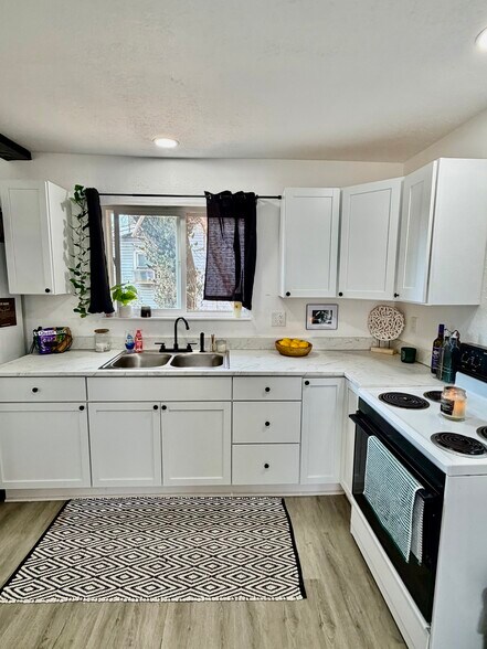 Building Photo - 2935 W Madison St