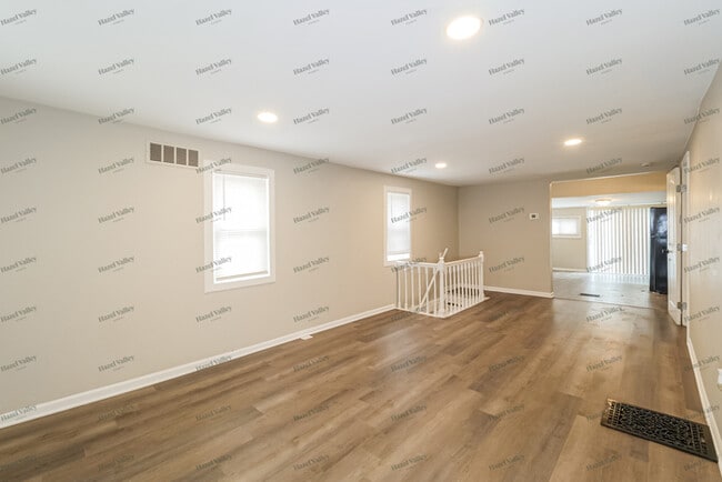 Building Photo - 9142 E Shope Ave