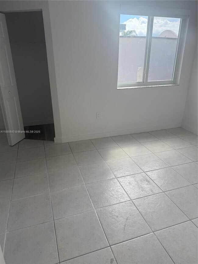 Building Photo - 8585 NW 6th Ln