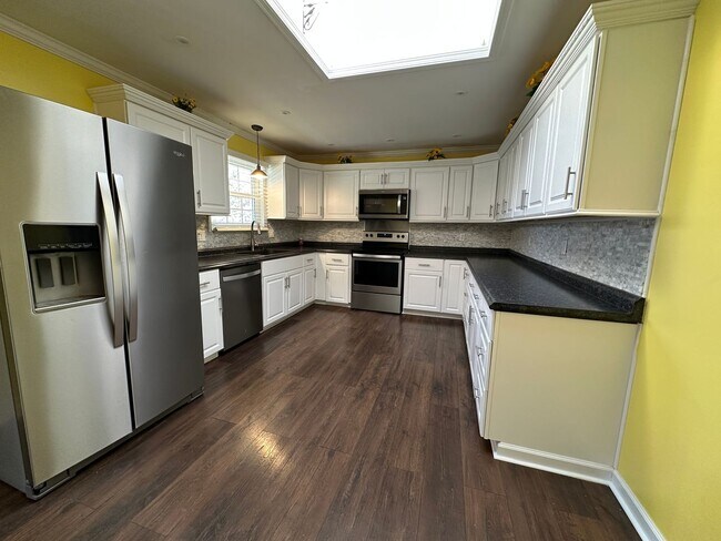 Building Photo - Beautiful 4 Bed / 2.5 Bath w/ 2-car garage & fenced yard –  Move-In Ready!