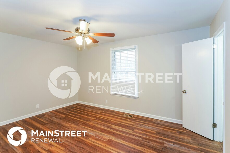 Building Photo - 242 Iris Dr