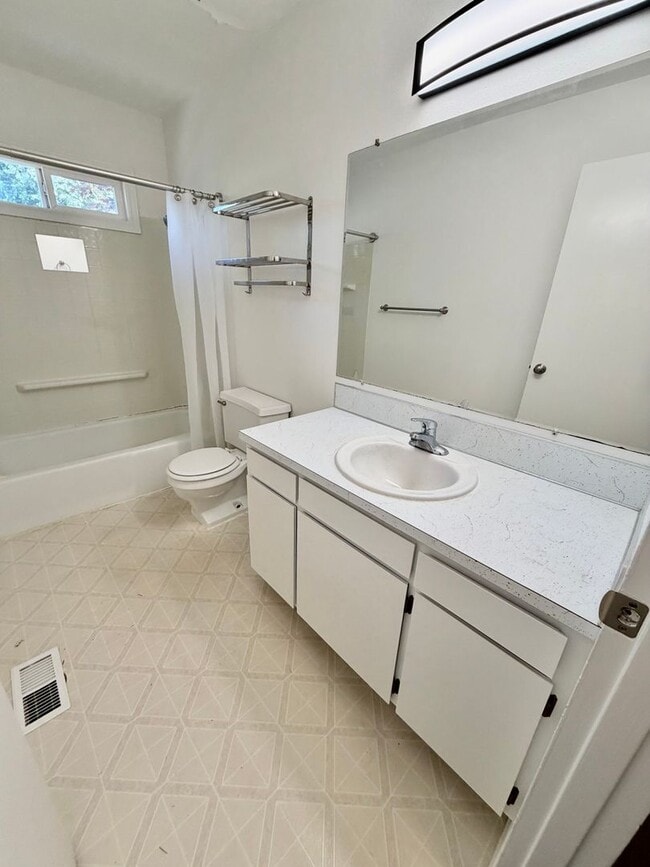 Building Photo - Tastefully Updated 2BR/1BA Home - Deck, Fenced Yard, Parking, Laundry, and more!