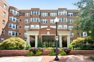 Building Photo - Spacious efficiency right in between Dupon...