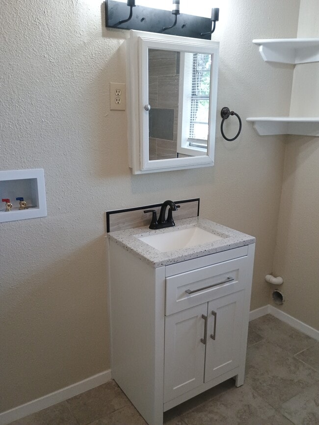 Building Photo - 1025 Valley View St