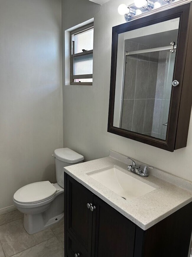 Building Photo - Single Family Home / Condo for Rent - Southwest Bakersfield